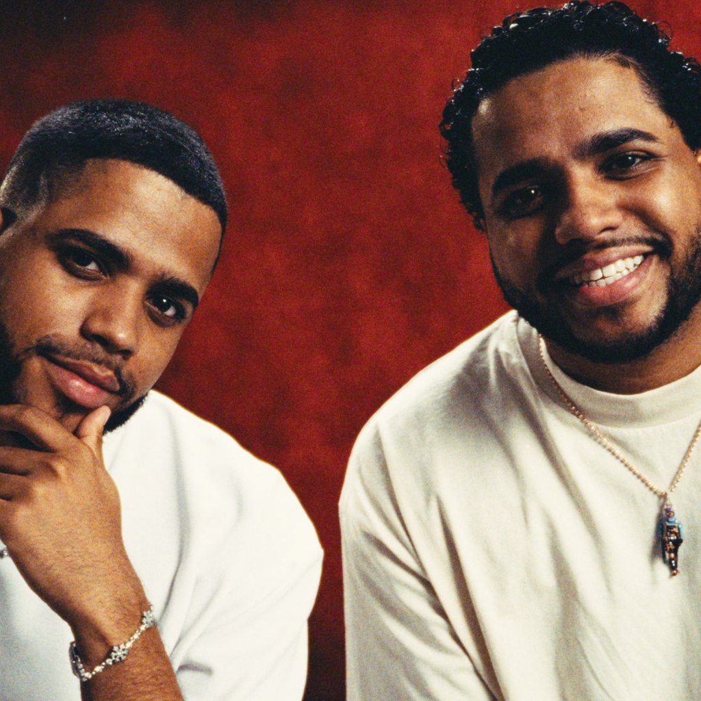 La Caravana: the Ventura twins against a red backdrop